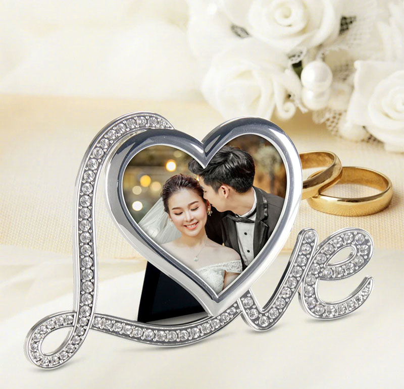 Heart-shaped frame as customized gifts for boyfriend